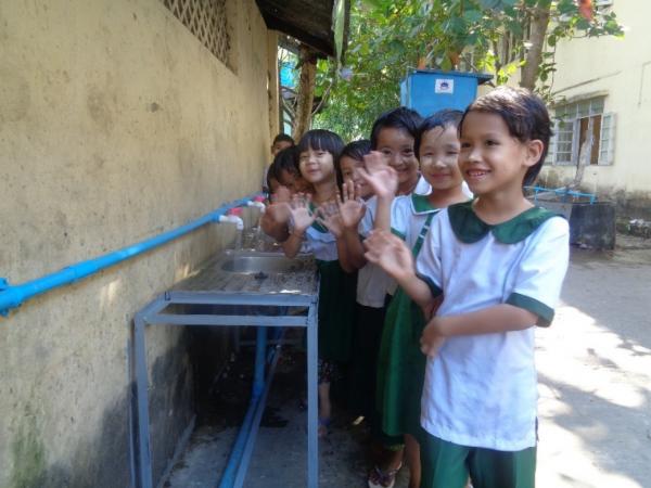 Le puits contruit fourni à accès une eau propre à plus de 800 élèves