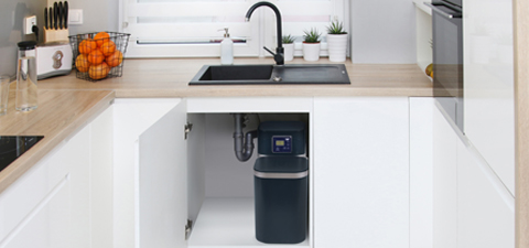 Adoucisseur d'eau compact installé sous évier Adoucisseur d'eau compact installé sous évier