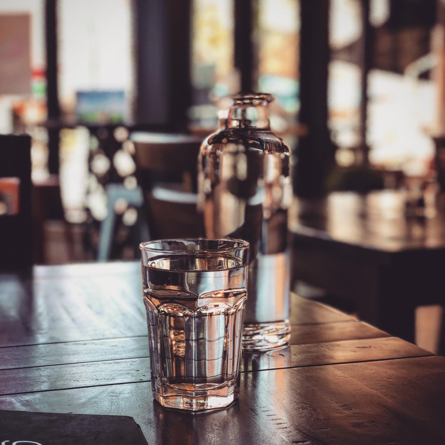 Eau du robinet ou eau en bouteille ? 12 bonnes raisons de boire plus d’eau en 2022