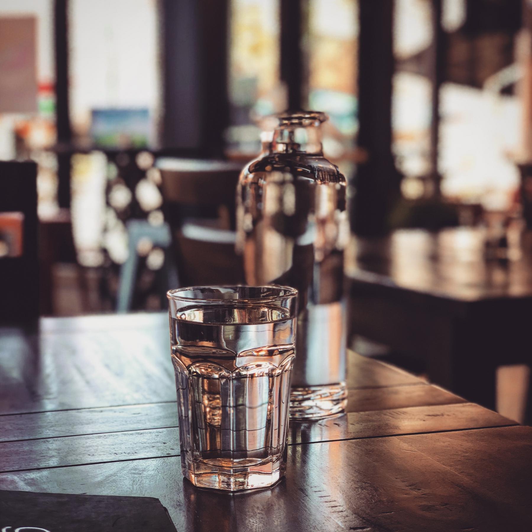 Eau du robinet ou eau en bouteille ? 12 bonnes raisons de boire plus d’eau en 2022 Eau du robinet ou eau en bouteille ? 12 bonnes raisons de boire plus d’eau en 2022