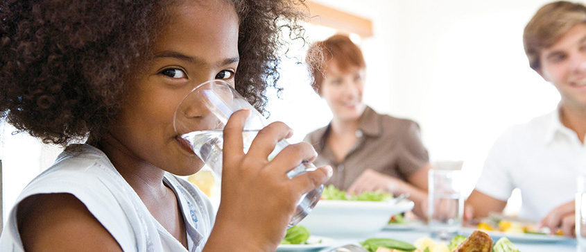 boire de l'eau pour les enfants