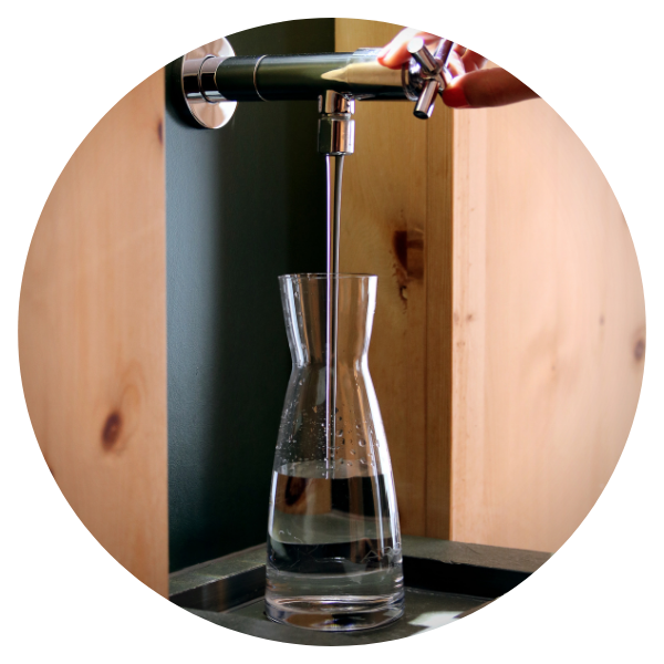 une carafe d'eau d'un litre en 30 secondes directement du robinet